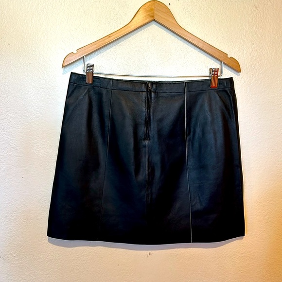 Vince 100% leather skirt with back zip and zipper pockets - Picture 2 of 4